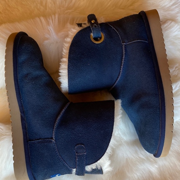 Koolaburra Black Ankle Boots with Cream Fur Lining - Picture 3 of 5